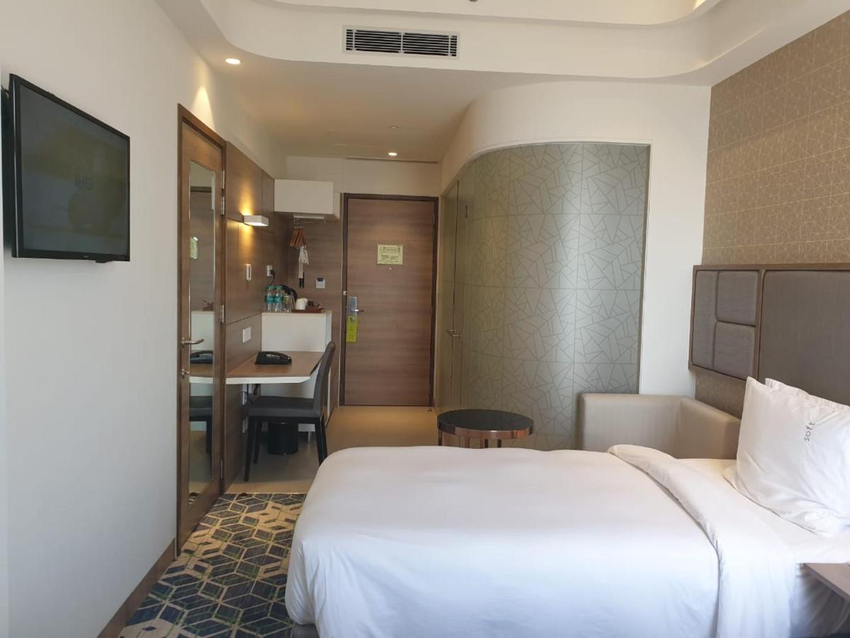 Holiday Inn Gurugram Sector 90 By Ihg Gurgaon Exterior photo A room at the hotel