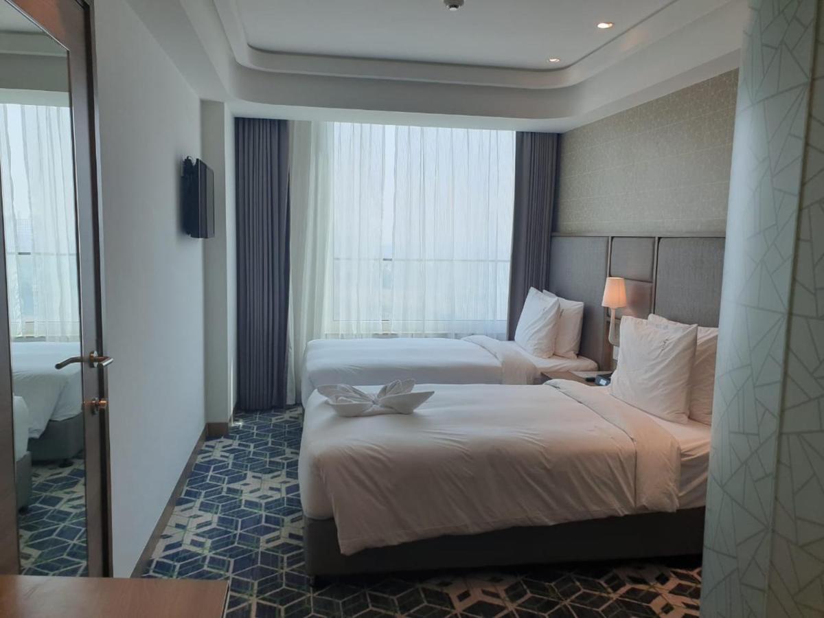 Holiday Inn Gurugram Sector 90 By Ihg Gurgaon Exterior photo A room at the hotel