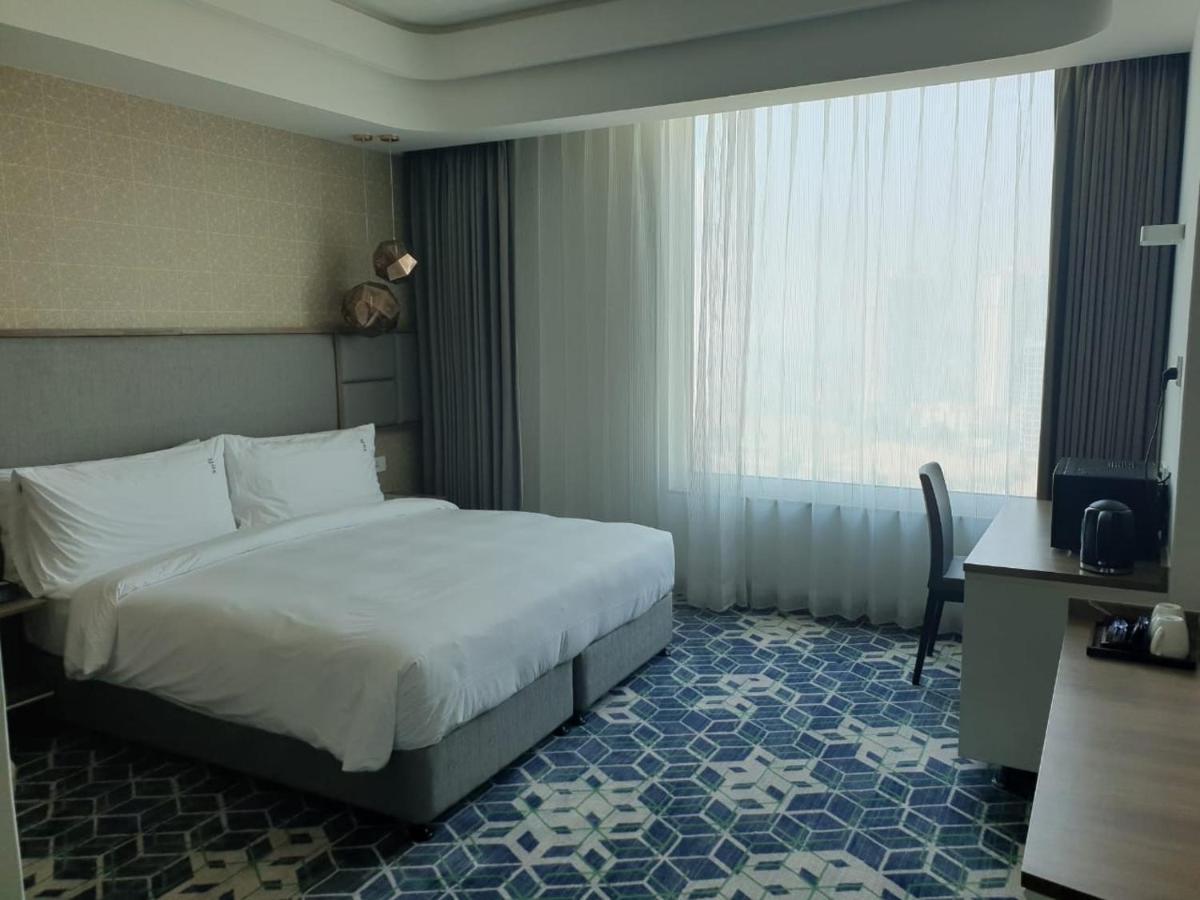 Holiday Inn Gurugram Sector 90 By Ihg Gurgaon Exterior photo A room at the hotel