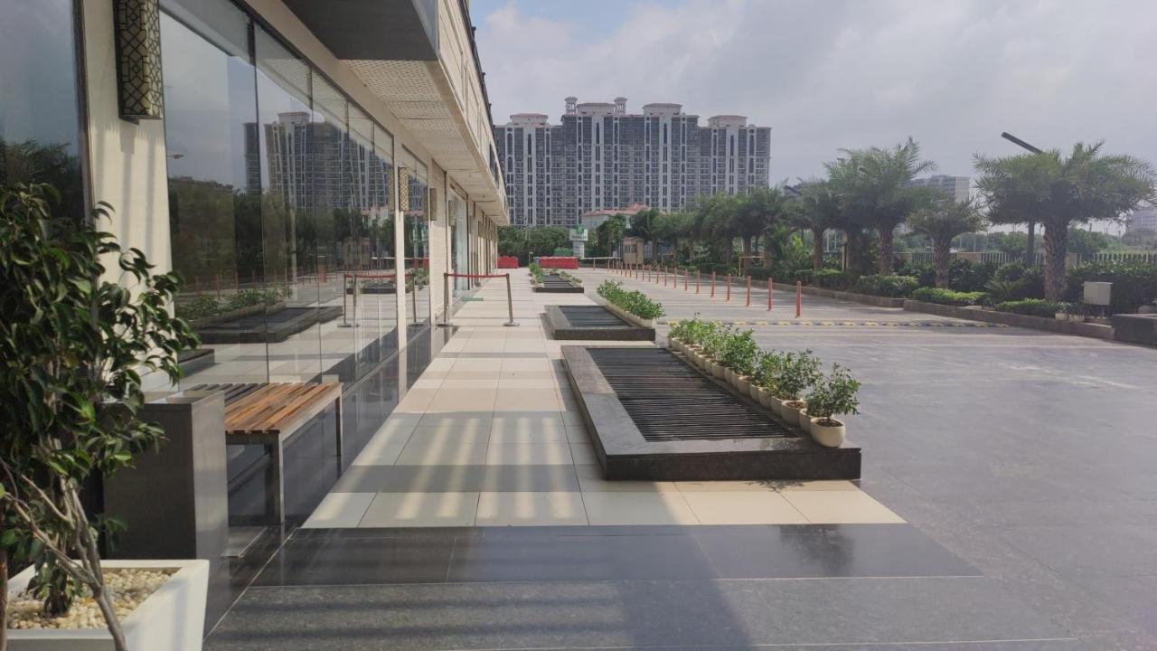 Holiday Inn Gurugram Sector 90 By Ihg Gurgaon Exterior photo The clubhouse at the campus