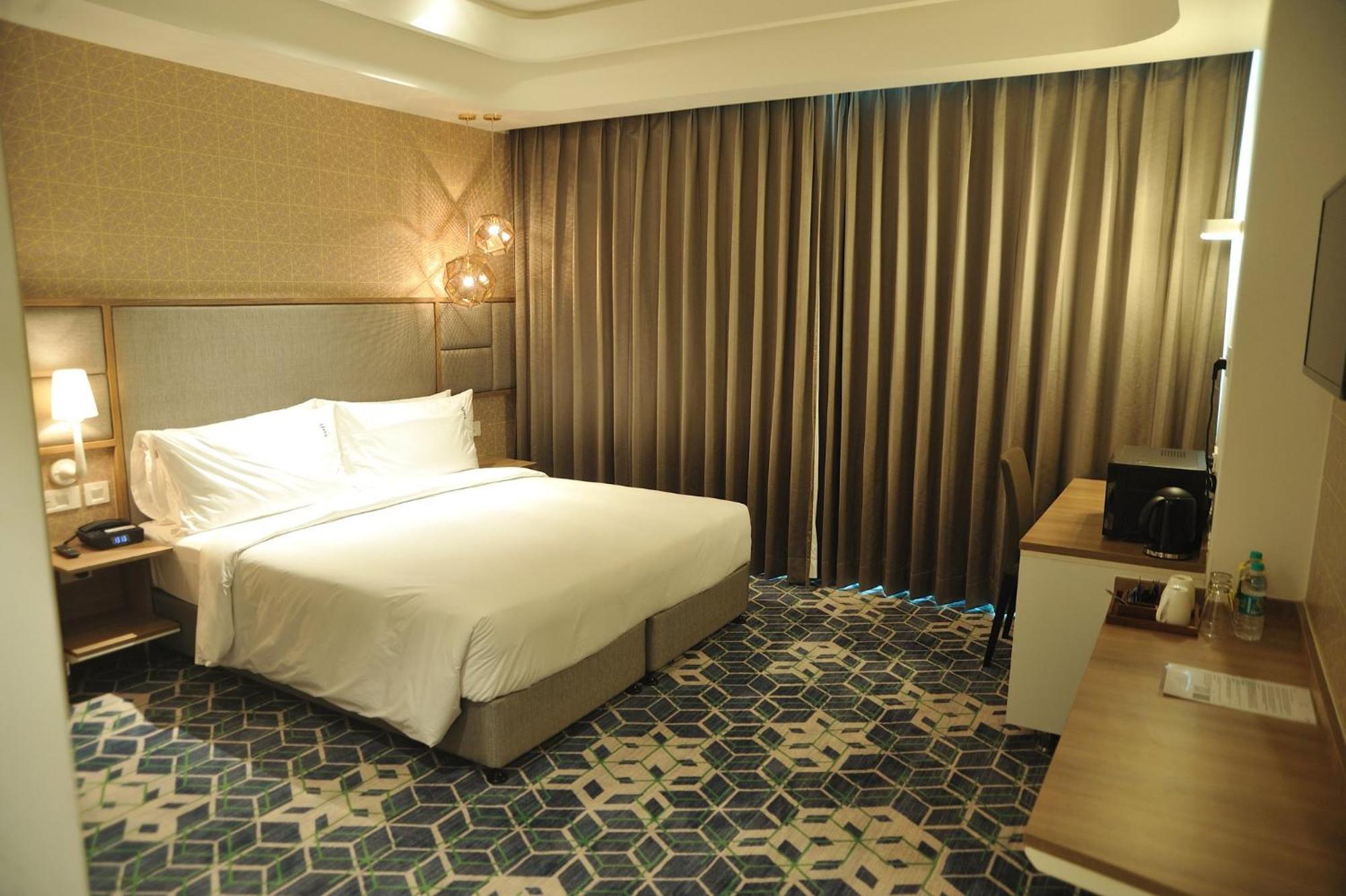 Holiday Inn Gurugram Sector 90 By Ihg Gurgaon Exterior photo A room at the hotel