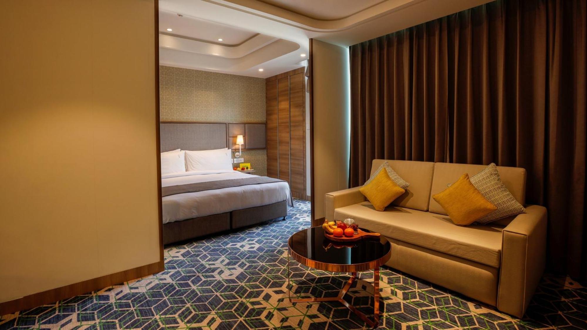 Holiday Inn Gurugram Sector 90 By Ihg Gurgaon Exterior photo A suite at the hotel