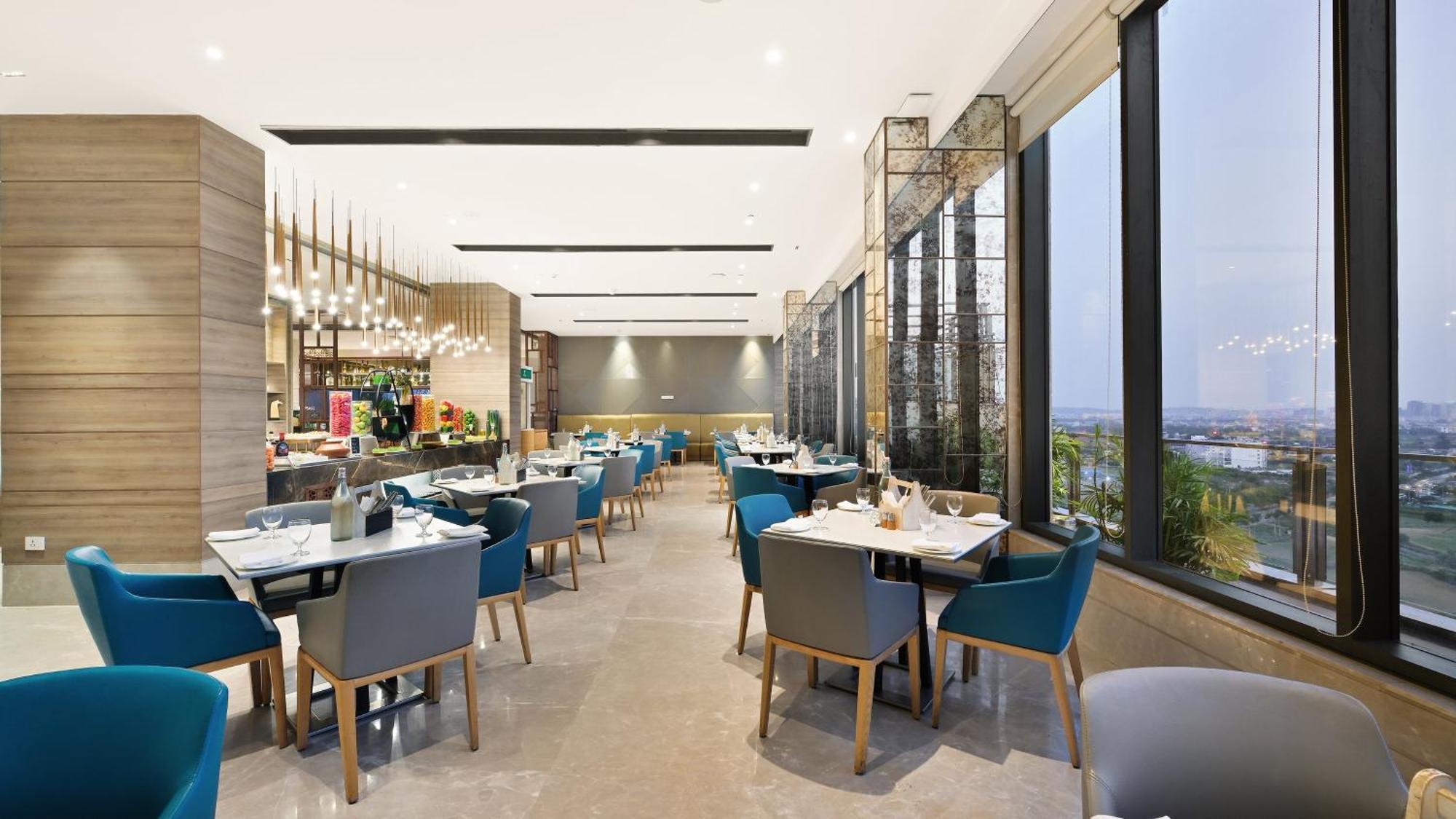 Holiday Inn Gurugram Sector 90 By Ihg Gurgaon Exterior photo The restaurant
